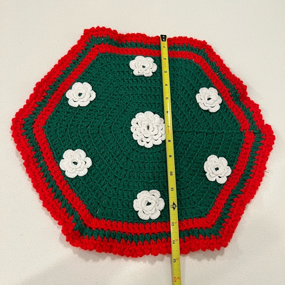 Vintage Christmas Crocheted Doily Table Topper Red Green White Flowers Retro - Picture 6 of 6